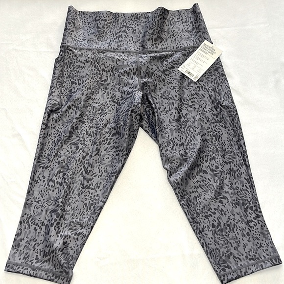 Athleta Pants - Women’s Athleta Salutation Stash Pocket Capri in Leopard Violet Purple NWT 1x